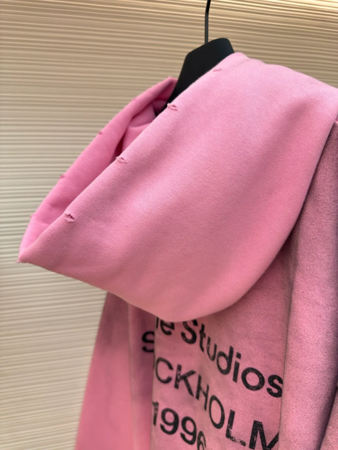 Acne Studios 1996 distressed printed hooded sweatshirt ●Authentic product: Purchased and developed for 2199 ●Item number: 1680618-A85 ●Fabric: pure cotton fabric ●Technology: printing production ●Version: loose fit ●Weight: about 855 grams ●Size: S-M-L-XL ●Description: The fabric is made of custom-made pure cotton, washed with distressed and dirty gradient techniques, printed on the back, and the overall wiring is straight and delicate. The fabric is comfortable and soft, with consistent colors and no color difference. It can be matched with the same style to create a fashionable look and control various occasions. Customized accessories, complete with three standards, same style for men and women!